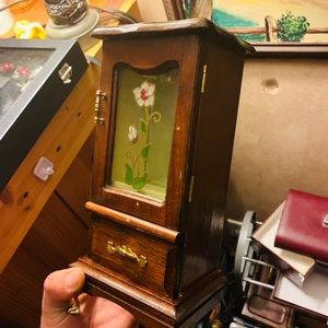 Single door single drawer jewelry box on staying legs